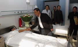 中科投資公司工會(huì)張副主席代表公司領(lǐng)導(dǎo)班子探望因見(jiàn)義勇為受傷住院的員工